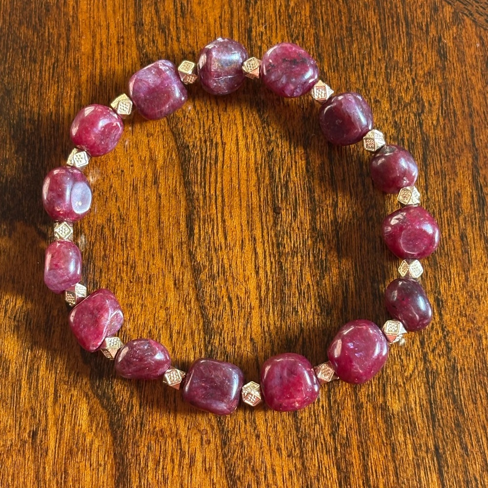 Red Quartz Nugget Bracelet with Gold Spacer Beads – Stretch Gemstone Bracelet